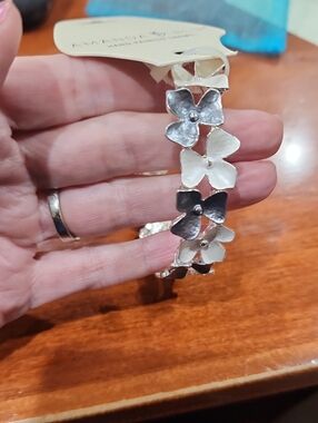 BNWT Amanda Blu Floral Petal Bracelet - White and Silver Women’s Jewelry